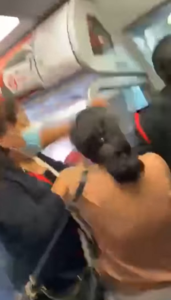 โดนไล่ลงจากเครื่องบิน