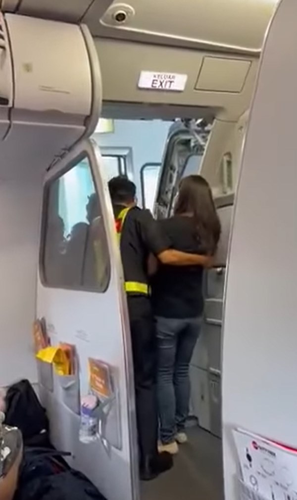 โดนไล่ลงจากเครื่องบิน