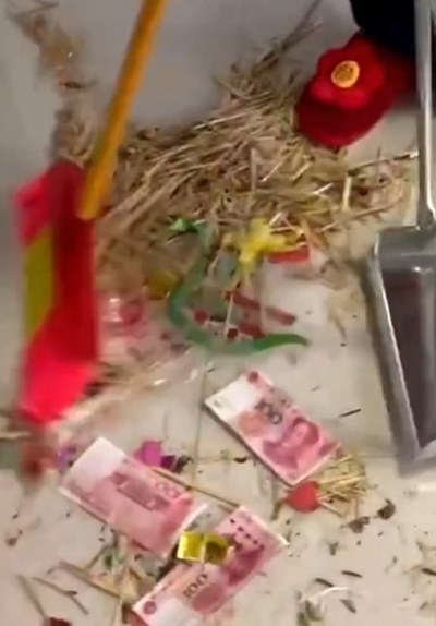 แม่ผัวสั่งกวาดบ้าน