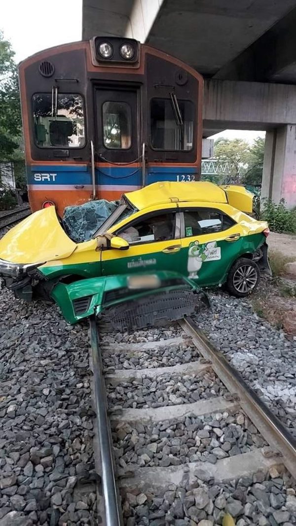 รถไฟชนแท็กซี่
