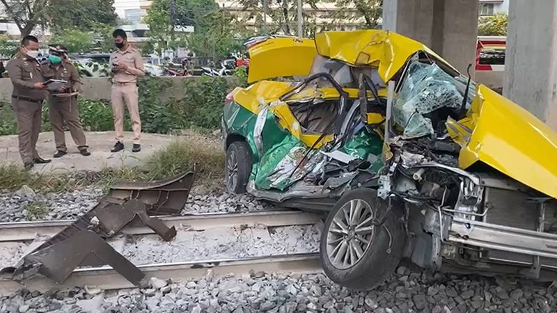 รถไฟชนแท็กซี่