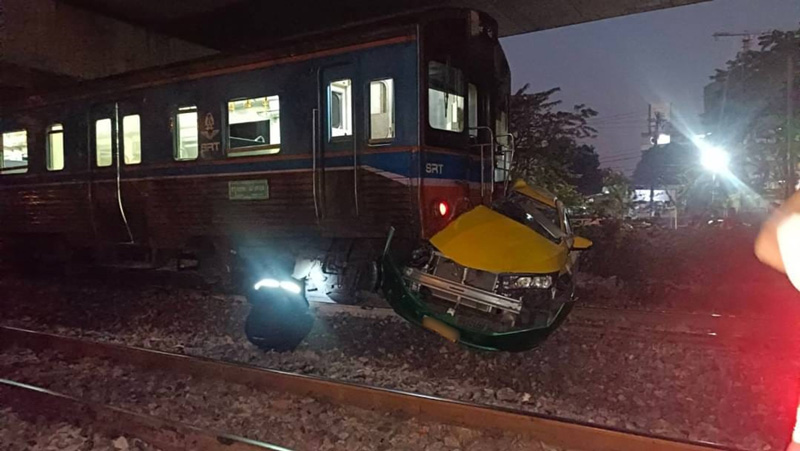 รถไฟชนแท็กซี่