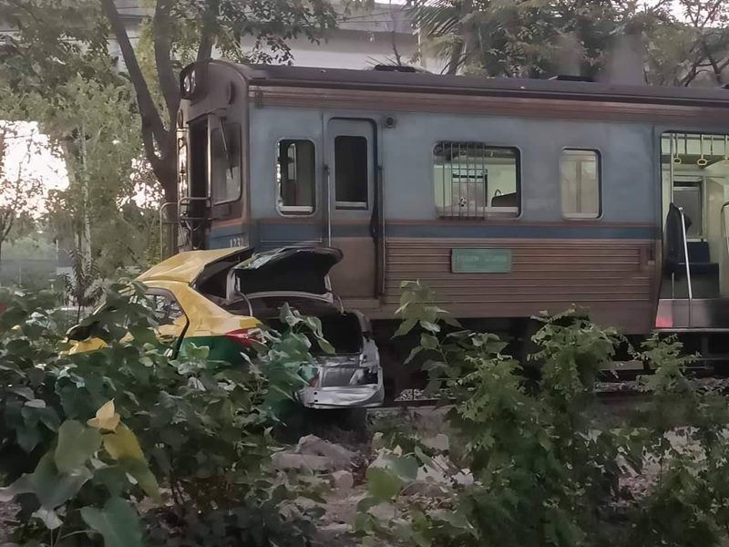 รถไฟชนแท็กซี่