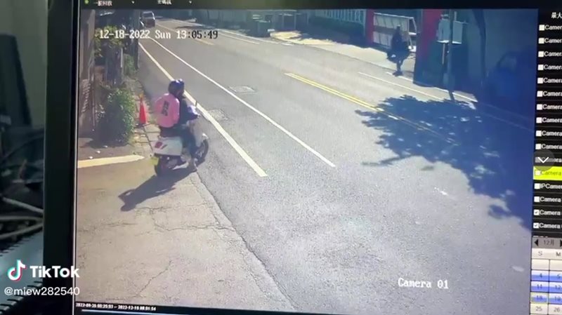 ขี่มอเตอร์ไซค์ข้ามถนน