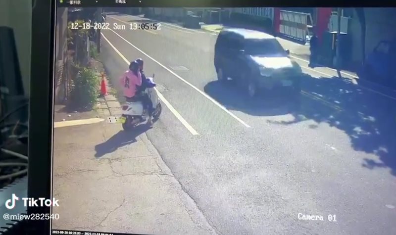 ขี่มอเตอร์ไซค์ข้ามถนน