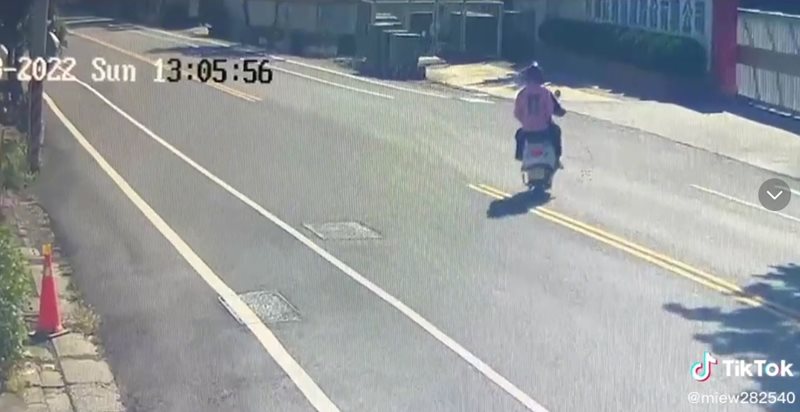 ขี่มอเตอร์ไซค์ข้ามถนน