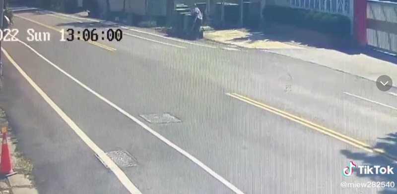 ขี่มอเตอร์ไซค์ข้ามถนน