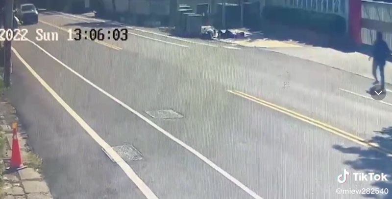 ขี่มอเตอร์ไซค์ข้ามถนน