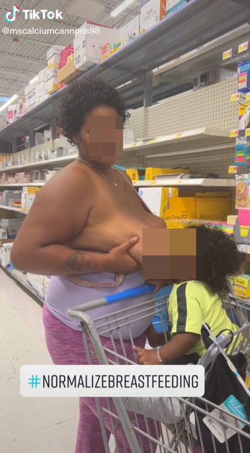 แม่ให้นมลูกกลางห้าง