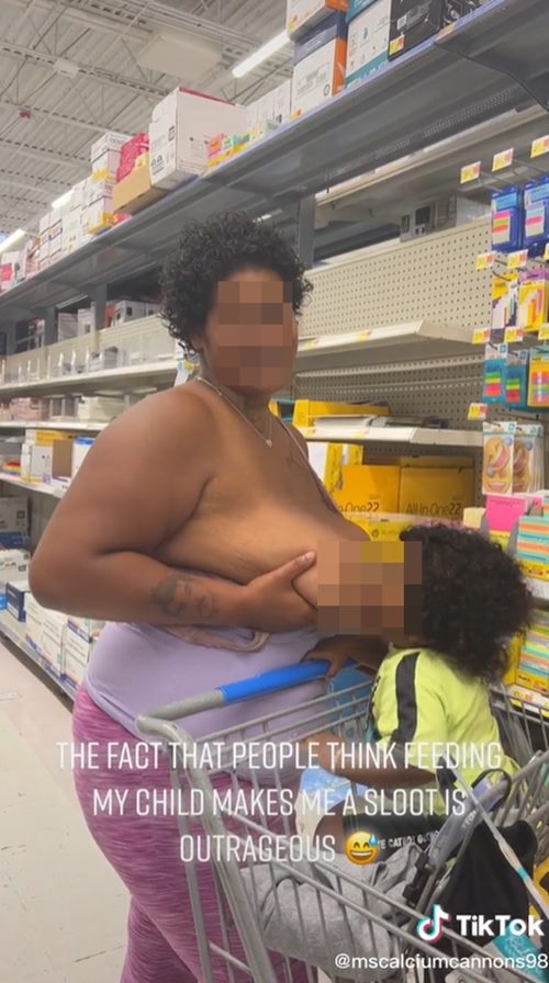 แม่ให้นมลูกกลางห้าง