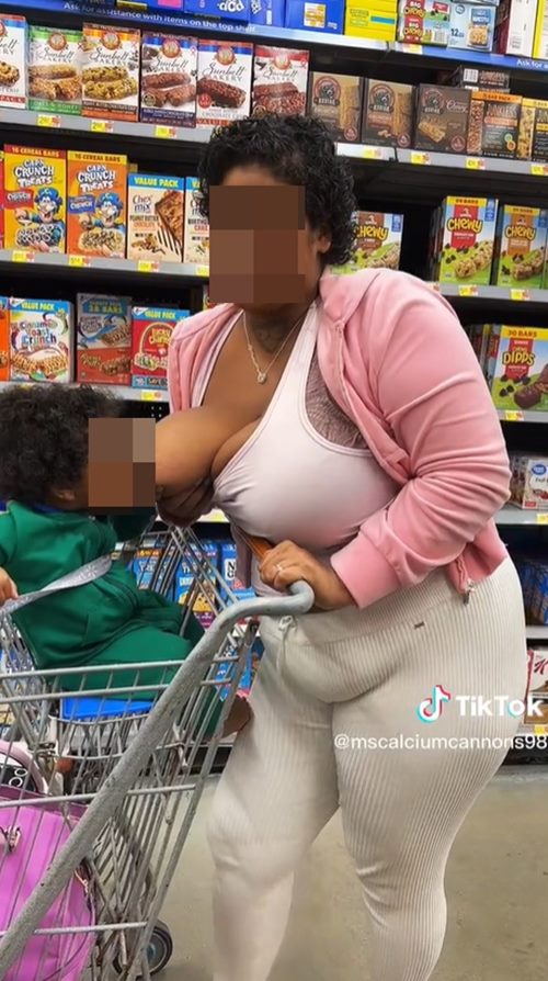 แม่ให้นมลูกกลางห้าง