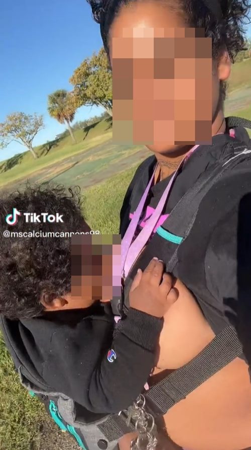 แม่ให้นมลูกกลางห้าง