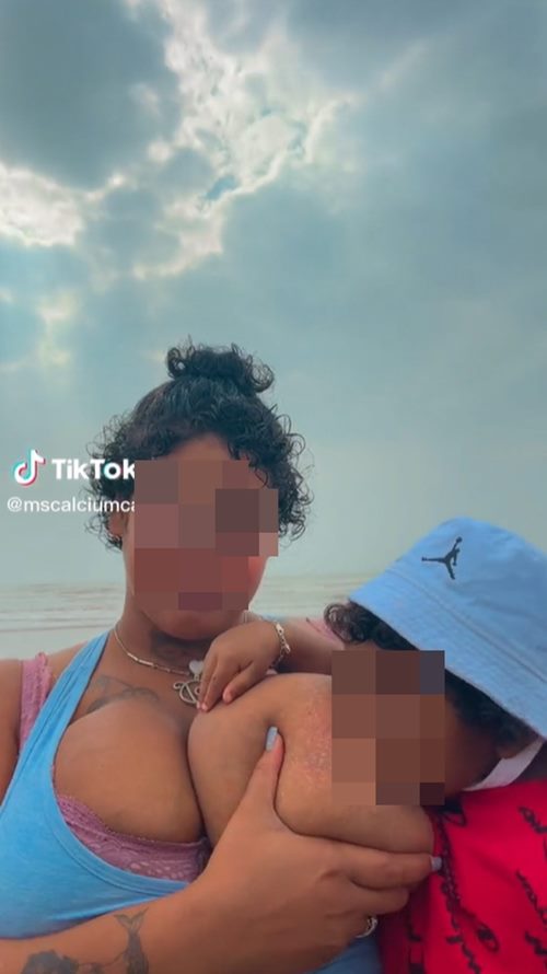 แม่ให้นมลูกกลางห้าง