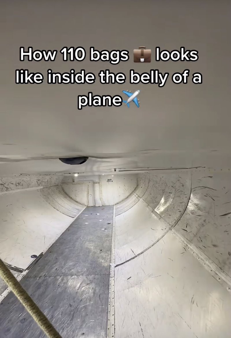 ใต้ท้องเครื่องบิน