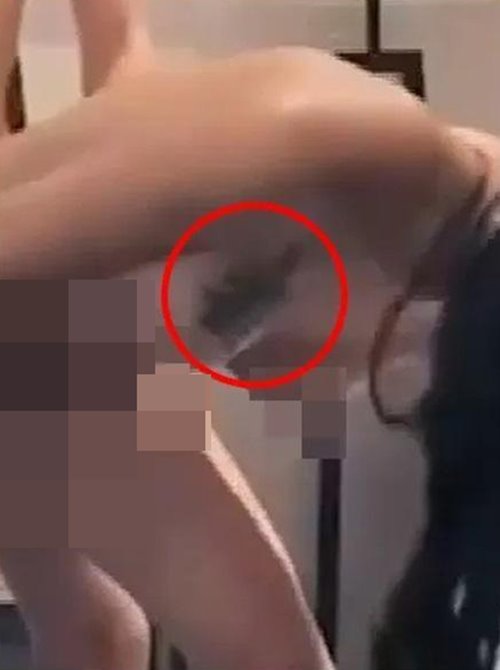 สาวรองเท้าบูตสีขาว