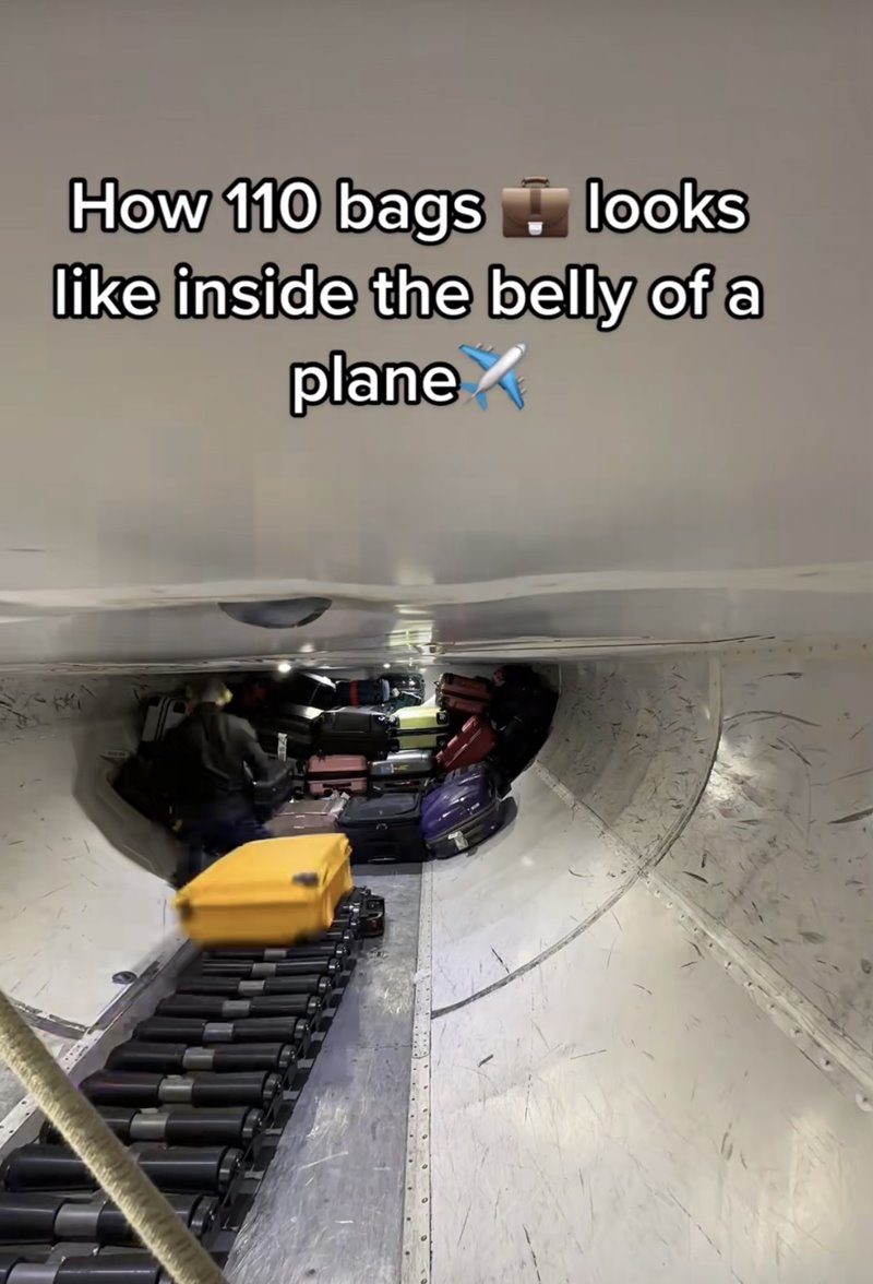 ใต้ท้องเครื่องบิน