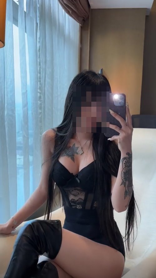 สาวรองเท้าบูตสีขาว