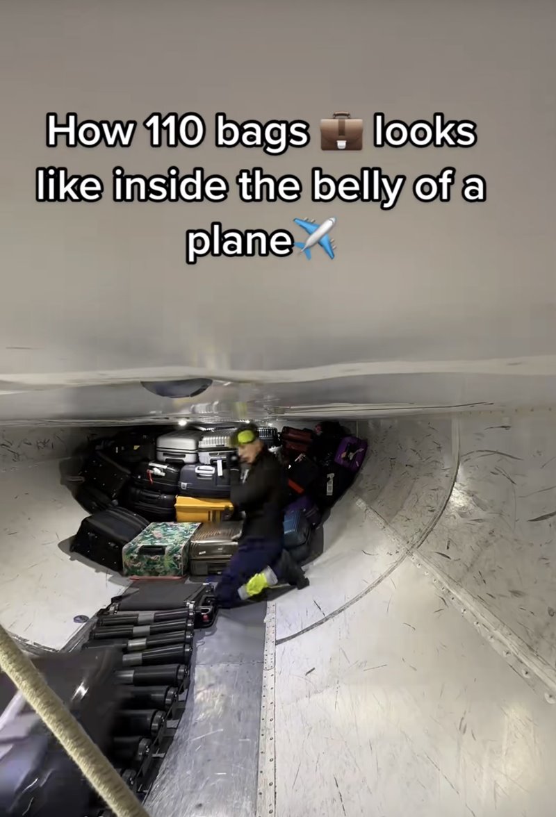 ใต้ท้องเครื่องบิน