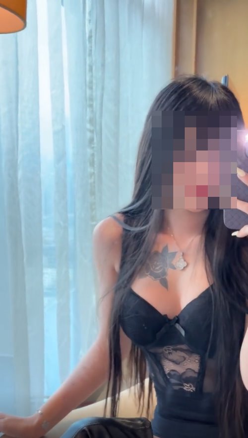 สาวรองเท้าบูตสีขาว