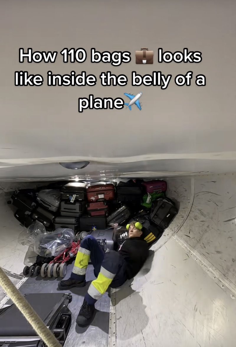 ใต้ท้องเครื่องบิน