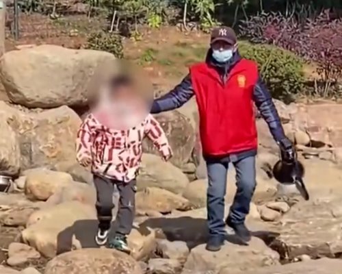 เด็กไล่ถอนขนนกยูง