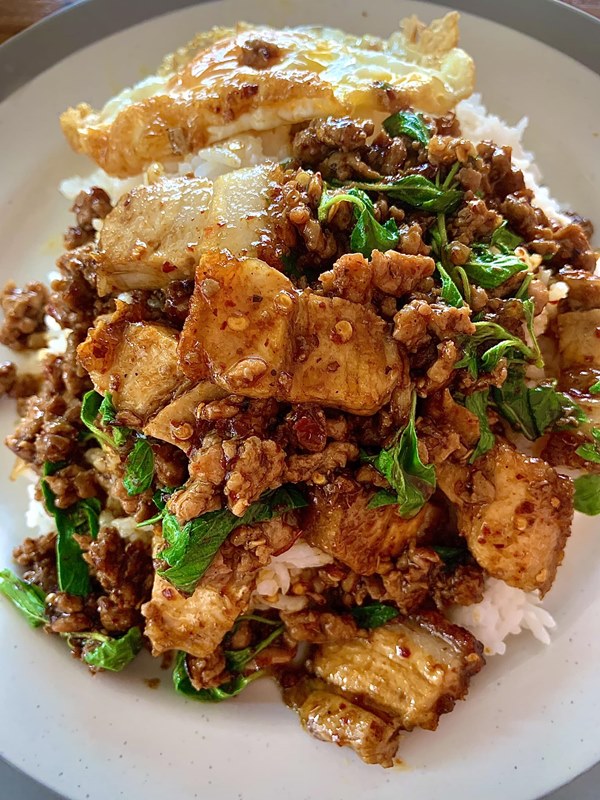 กะเพราหมูกรอบ