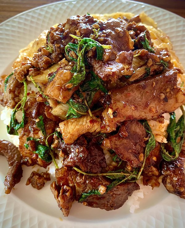 กะเพราหมูกรอบ