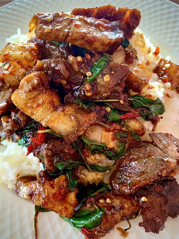 กะเพราหมูกรอบ