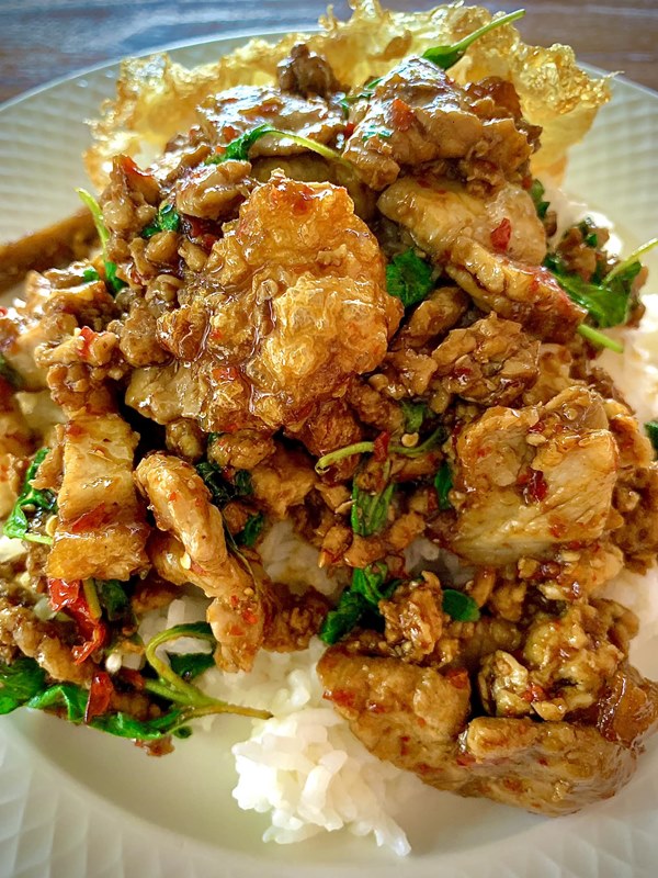 กะเพราหมูกรอบ