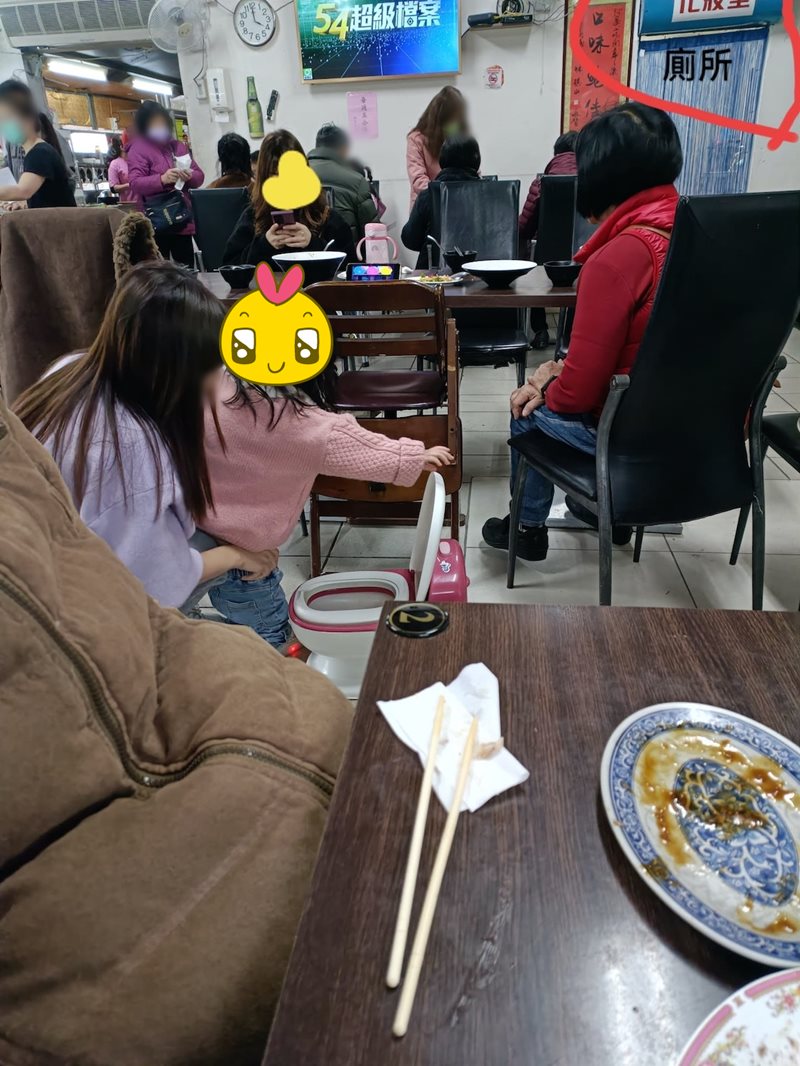 เด็กถ่ายกลางร้านอาหาร