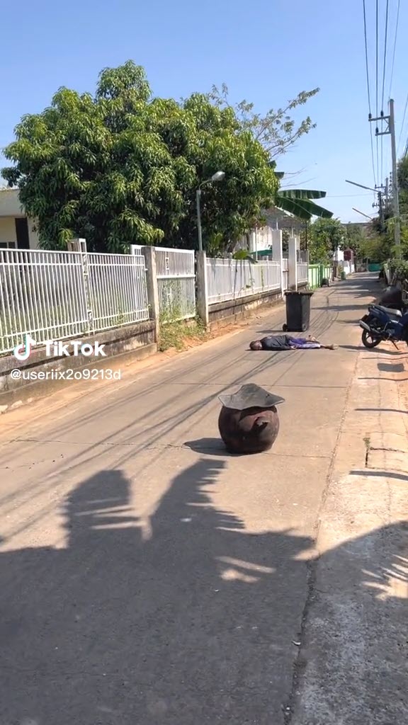 นอนหลับกลางถนน