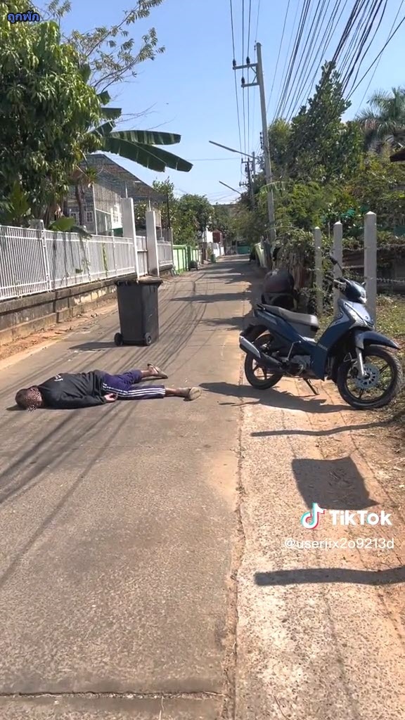 นอนหลับกลางถนน