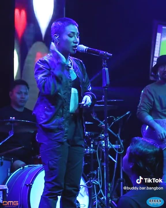 ถ่ายรูปกับนักร้อง