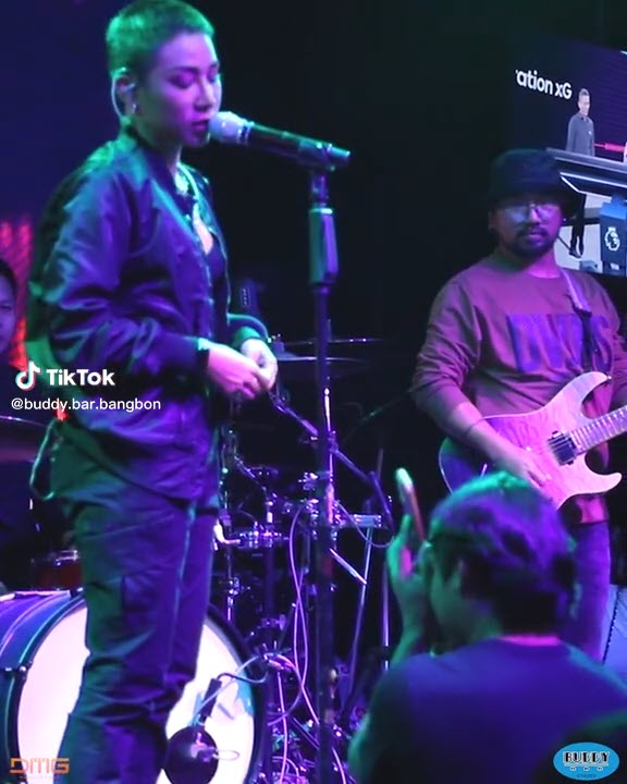 ถ่ายรูปกับนักร้อง