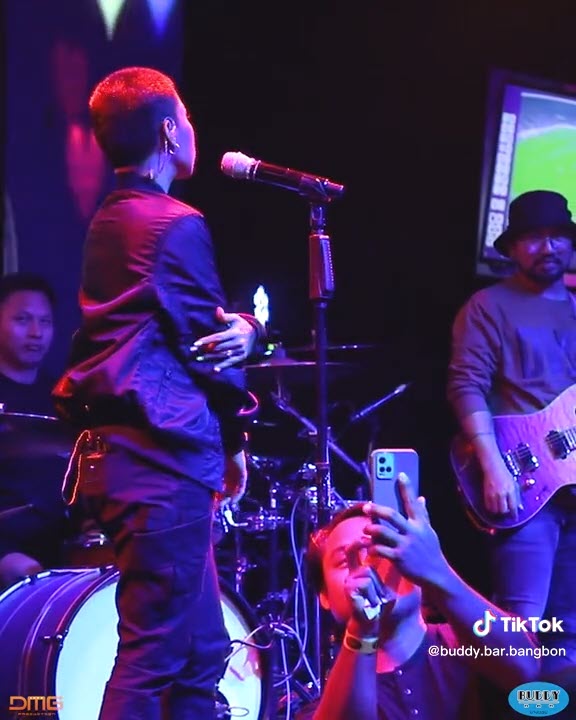 ถ่ายรูปกับนักร้อง