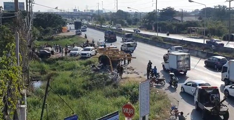 รถชนป้ายรถเมล์