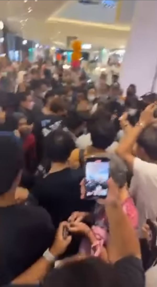 แย่งซื้อยีนส์ลีวายส์