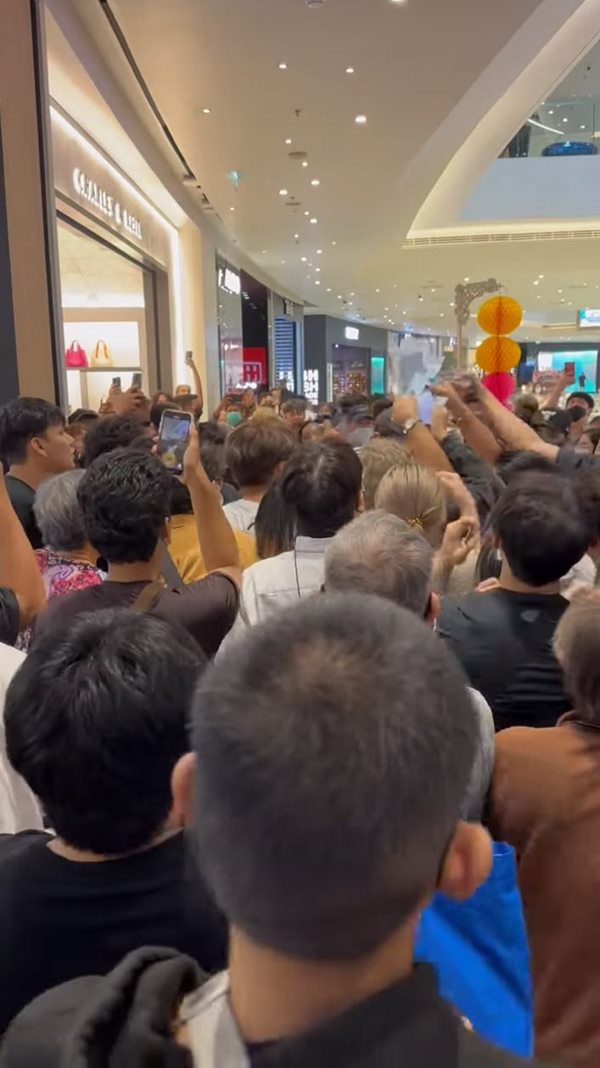 แย่งซื้อยีนส์ลีวายส์