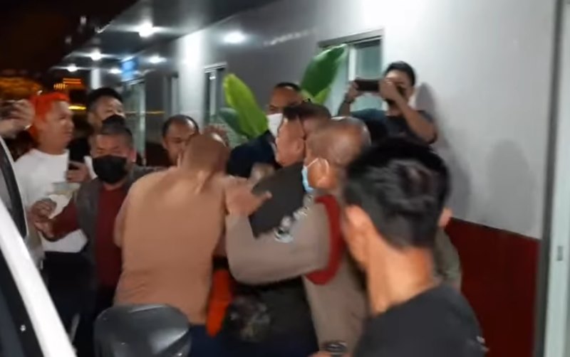 ขับรถชนตำรวจตาย