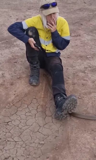 งูเลื้อยผ่านขา