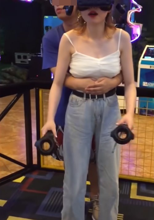 กอดสาวเล่นเกม VR