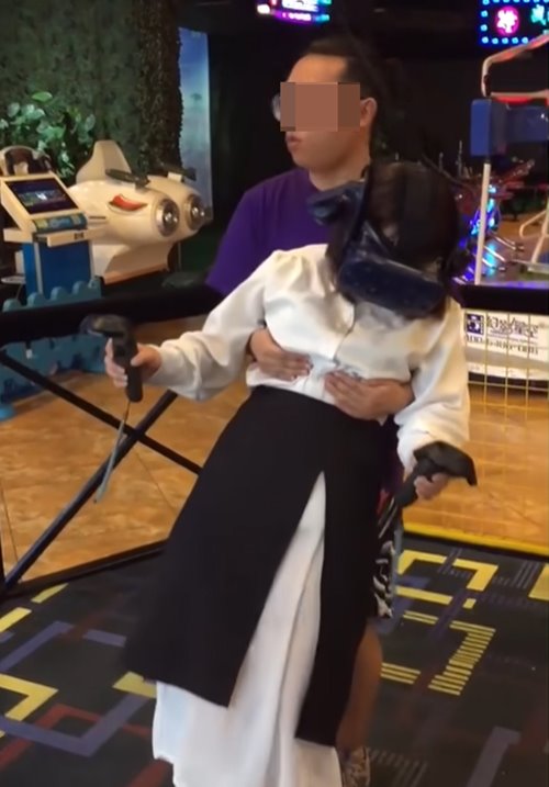 กอดสาวเล่นเกม VR