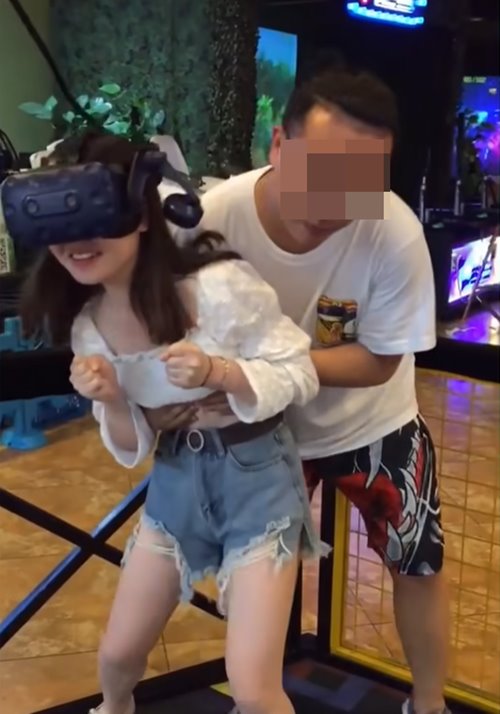 กอดสาวเล่นเกม VR