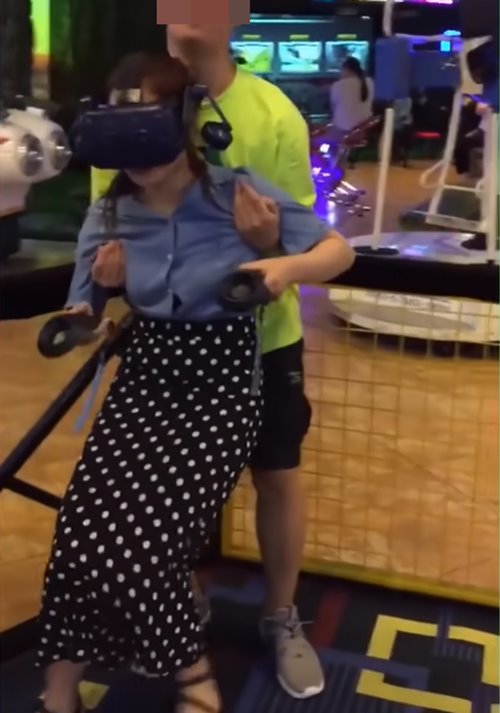 กอดสาวเล่นเกม VR