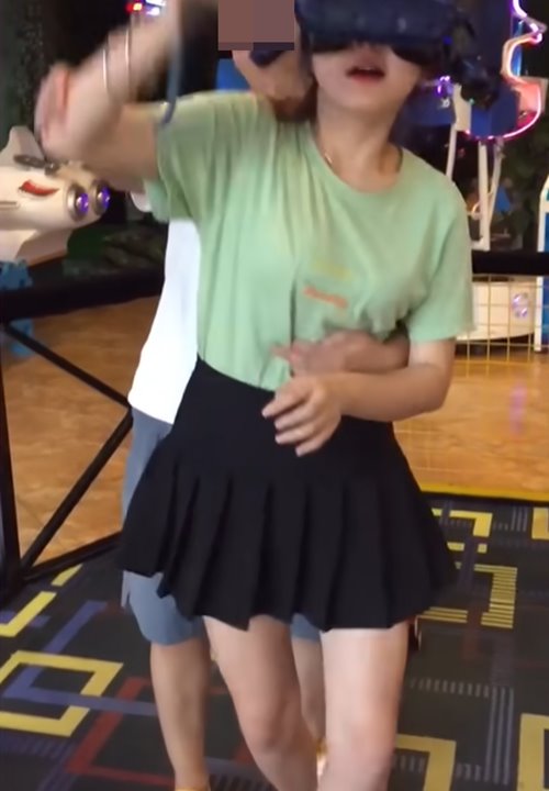 กอดสาวเล่นเกม VR