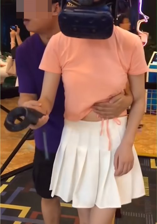 กอดสาวเล่นเกม VR