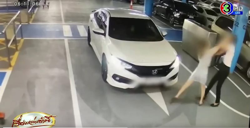 เน็ตไอดอลตบพนักงานสนามบิน