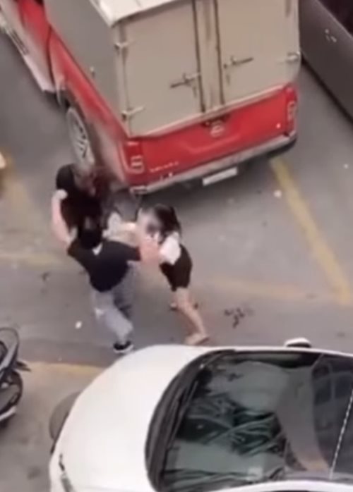 ใช้ปืนตบ รปภ.