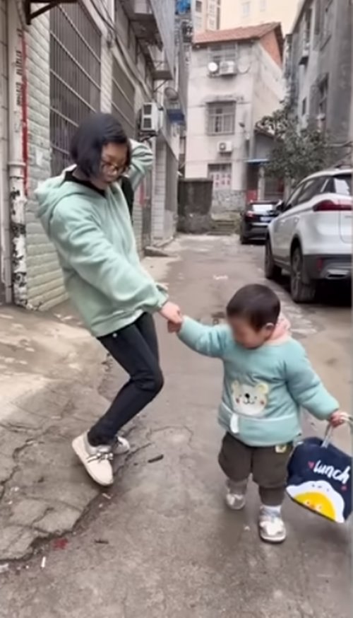 เด็ก 2 ขวบดูแลแม่พิการ