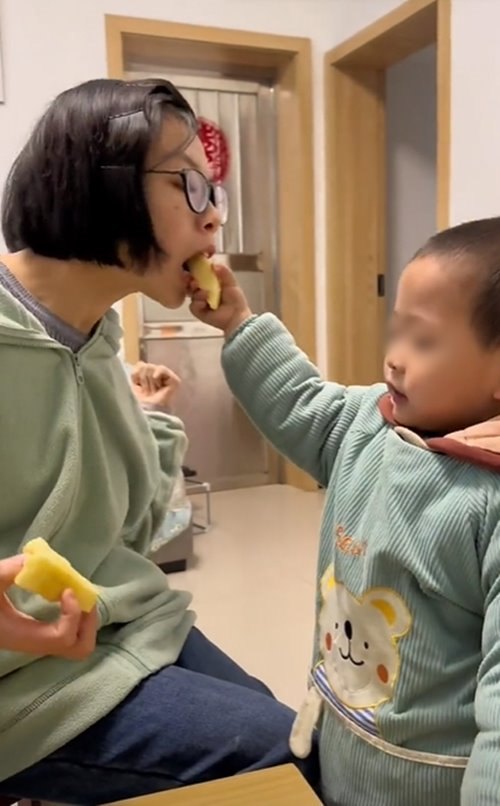 เด็ก 2 ขวบดูแลแม่พิการ